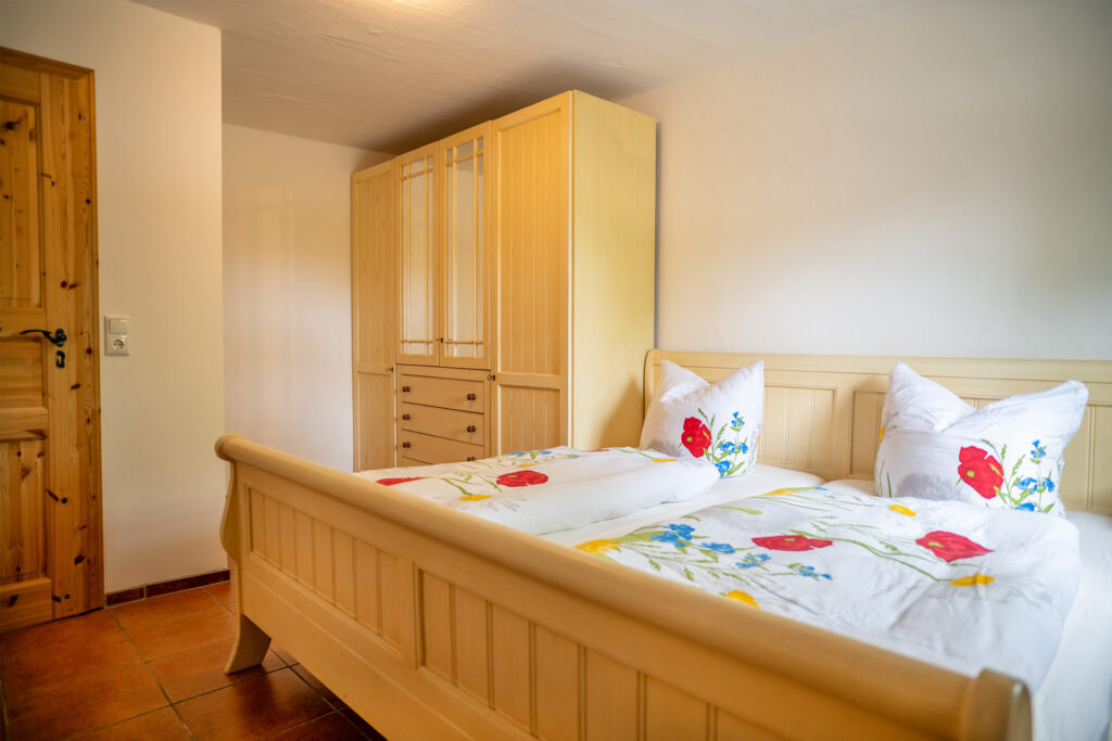 Schlafzimmer 2b Ferienwohnung Parterre Stadlerhof Waninger See