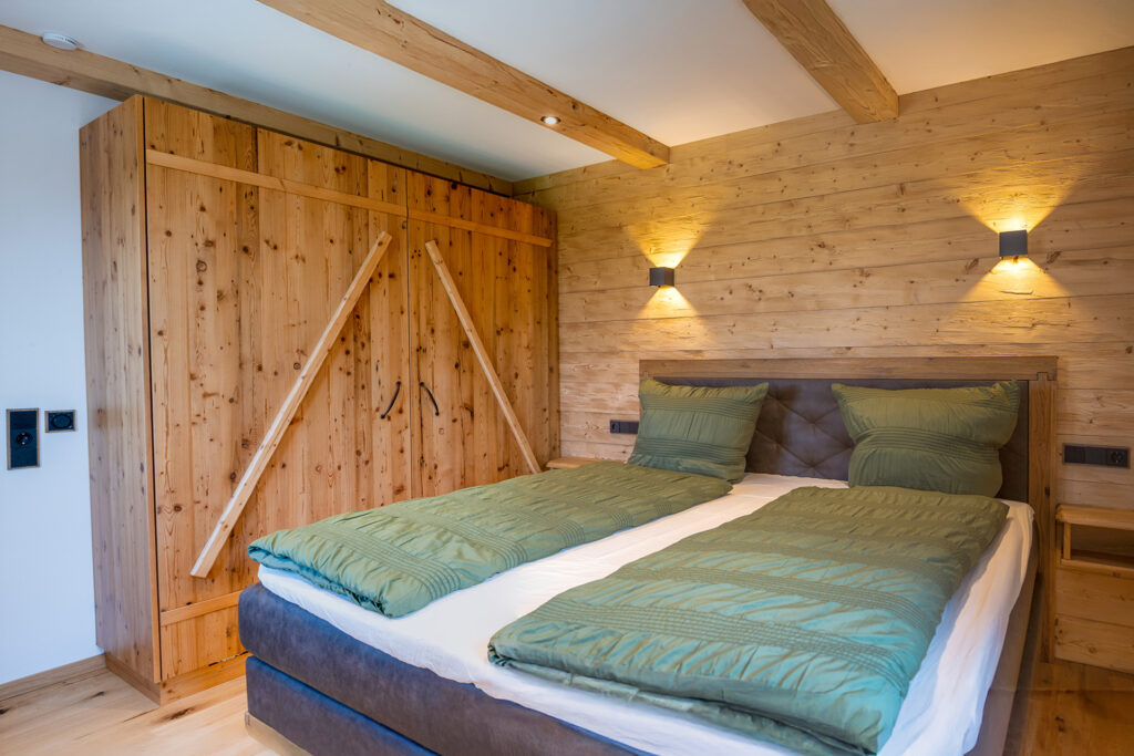 Landhaus-Ambiente im Schlafzimmer mit Doppelbett der Ferienwohnung Bergblick