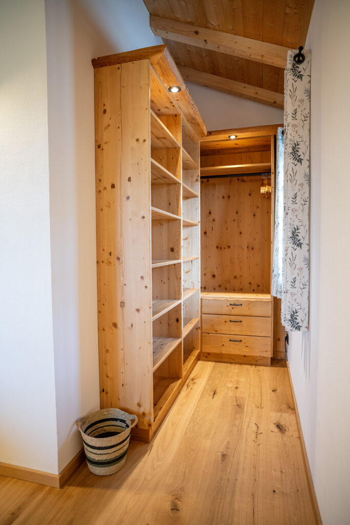 Fewo Alpenblick Schlafzimmer mit Echt-Holz-Schränke