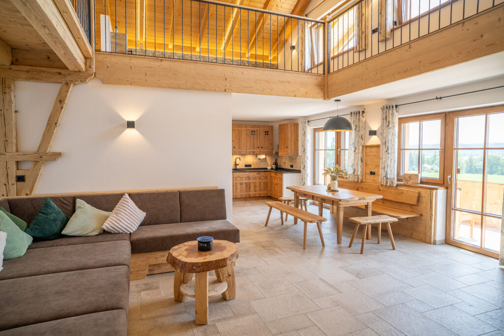 Sitzecke mit Blick Balkon, Essbereich, Küche, Galerie im Landhaus-Style