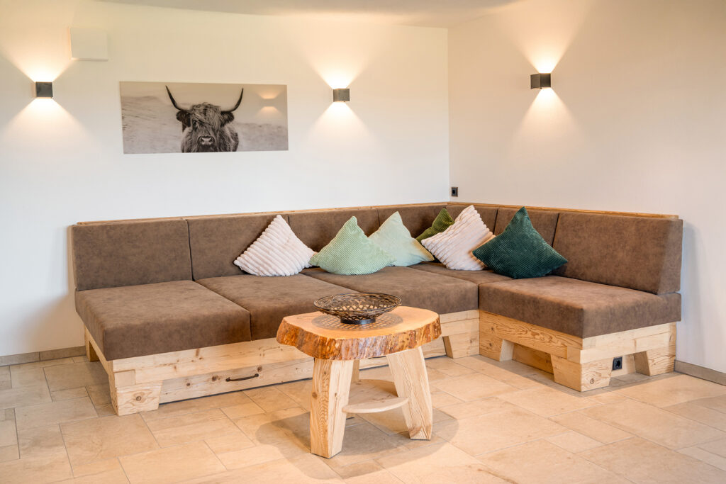 Gemütliches Couch mit Kissen für den Wohlfühl-Urlaub