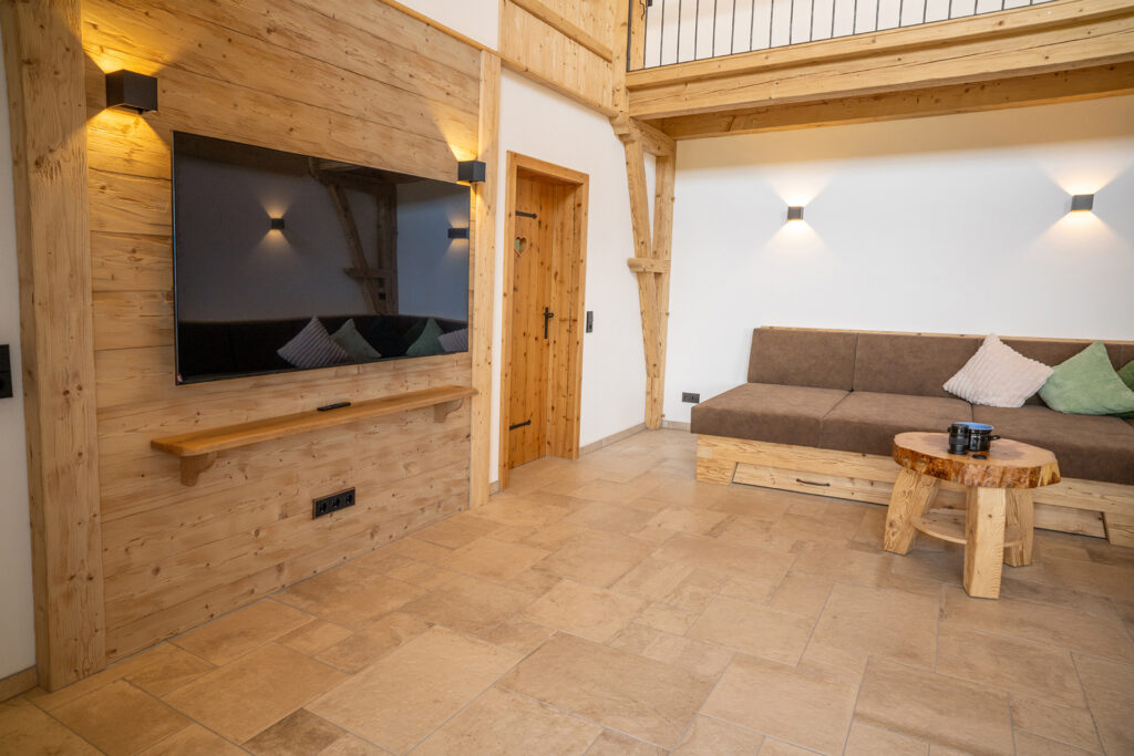 Wohnbereich mit Sofa und großen TV
