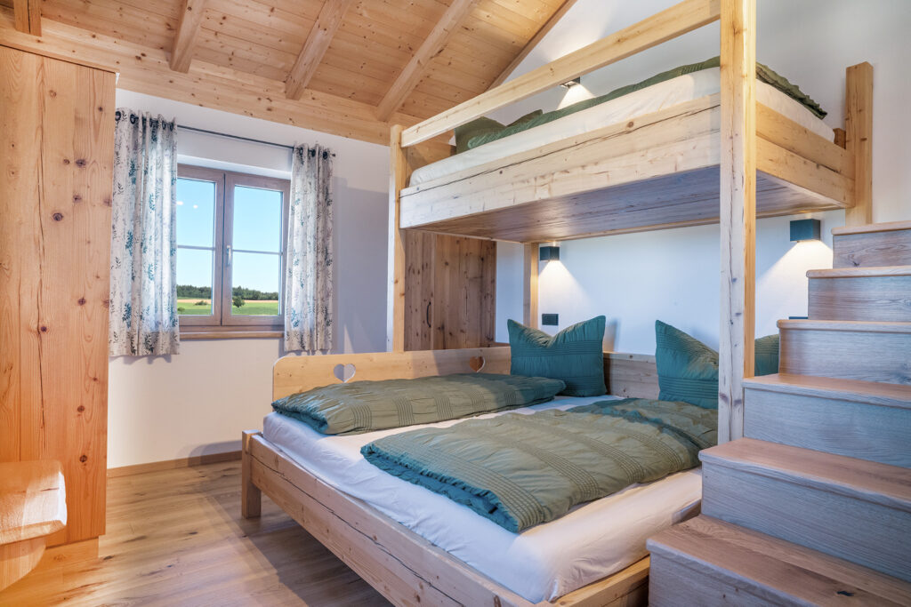 Fewo Alpenblick - das Schlafzimmer mit 3 Betten hat ebenfalls Seeblick