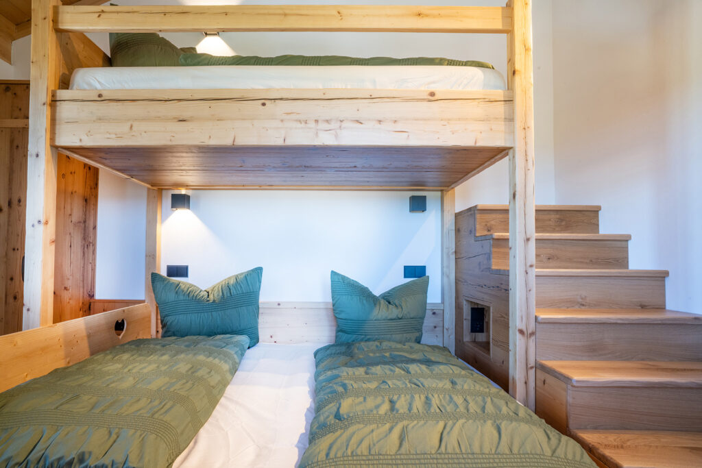 Gemütliches Doppelbett, das Etagenbett ist über eine Treppe erreichbar